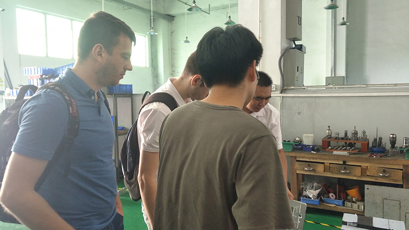 李總?cè)虨榭蛻籼峁┘夹g(shù)咨詢